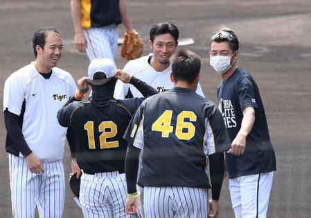 　（左から）青柳、坂本、江越、秋山からあいさつを受け笑顔を見せる鳥谷（撮影・田中太一）