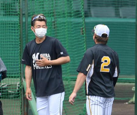 　鳥谷（左）は梅野からあいさつを受ける（撮影・山口登）