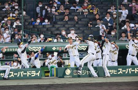 　３回、マルテは逆転２ランを放ちナインと共にポーズを決める（撮影・山口登）