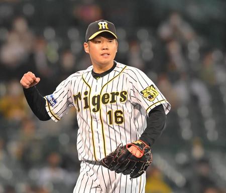 　７回、ロッテ・山口を併殺に仕留め、ガッツポーズを決める西勇（撮影・高部洋祐）