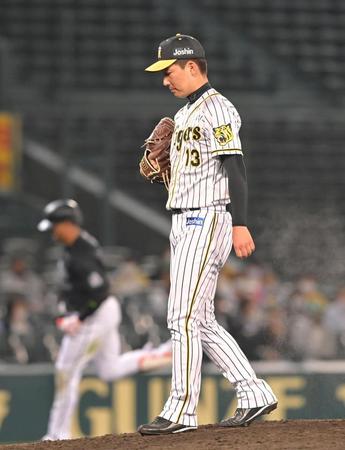 　８回、マーティン（左）に逆転２ランを浴びる岩崎（撮影・高部洋祐）