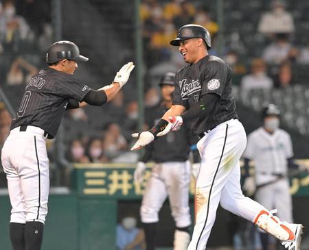 　８回、逆転２ランを放ち、笑顔で生還するマーティン（右）＝撮影・高部洋祐