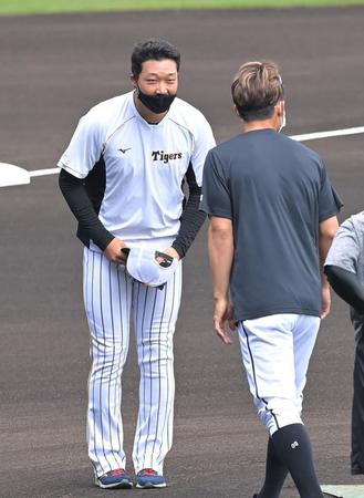 　試合前、鳥谷（右）にあいさつする大山（撮影・高部洋祐）