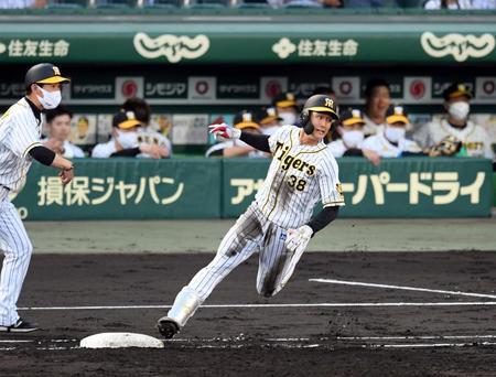 　２回、小幡は左翼線に二塁打を放つ（撮影・山口登）