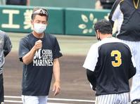 １軍に合流した阪神・大山悠輔（右）とあいさつするロッテ・鳥谷敬＝甲子園（撮影・田中太一）