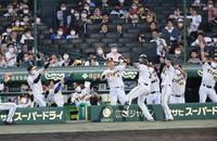 　３回、マルテは逆転２ランを放ちナインと共にポーズを決める（撮影・山口登）