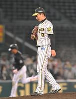 　８回、マーティン（左）に逆転２ランを浴びる岩崎（撮影・高部洋祐）