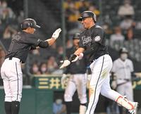 　８回、逆転２ランを放ち、笑顔で生還するマーティン（右）＝撮影・高部洋祐