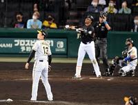 　８回、岩崎はロッテ・マーティンに逆転２ランを許す（撮影・山口登）