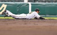 　２回、ロッテ・角中の打球に飛びついて好捕する小幡（撮影・田中太一）