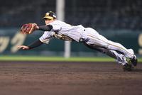 　９回、前進守備の小幡は荻野の打球に飛びついて好捕する（撮影・田中太一）