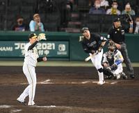 　８回、岩貞はロッテ・レアードに適時二塁打を許す（撮影・山口登）