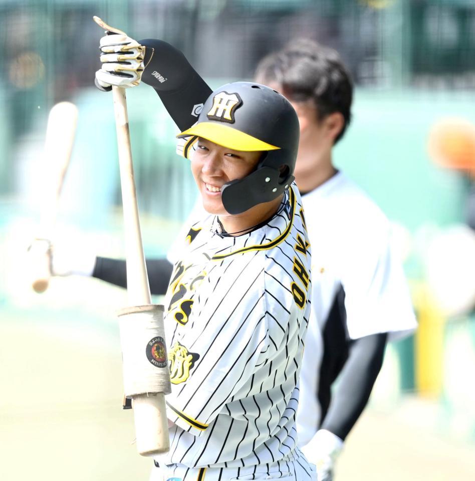 　バットを手に笑顔を見せる大山