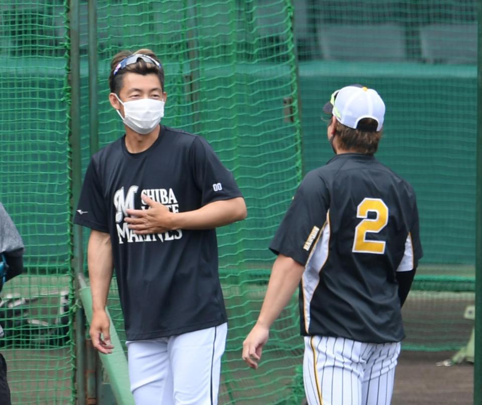 　鳥谷（左）は梅野からあいさつを受ける（撮影・山口登）