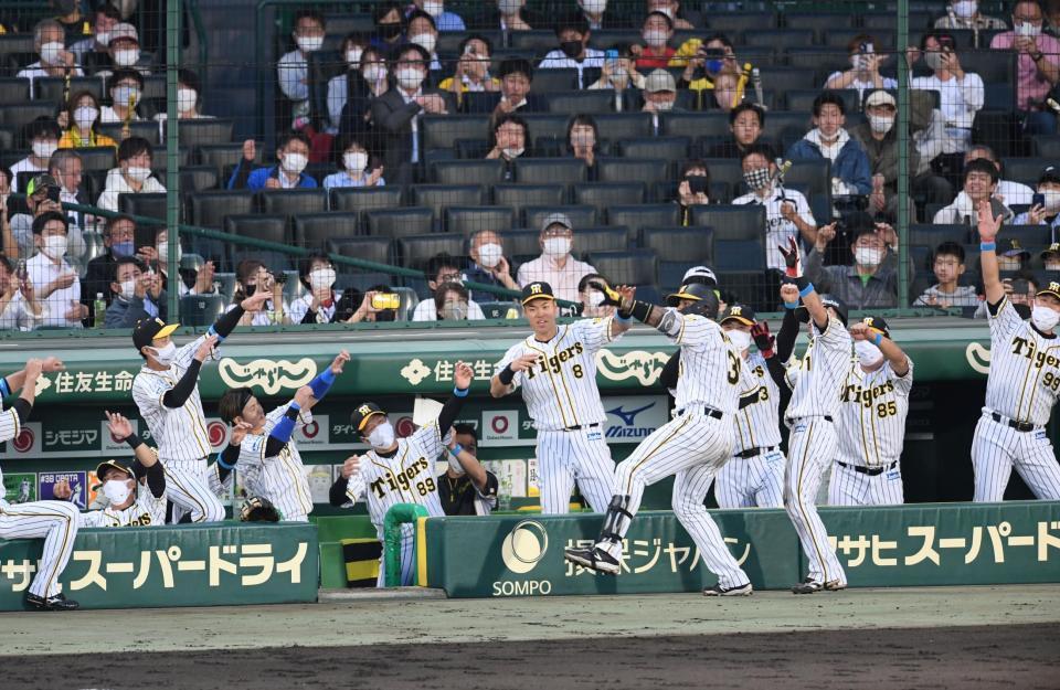 　３回、マルテは逆転２ランを放ちナインと共にポーズを決める（撮影・山口登）