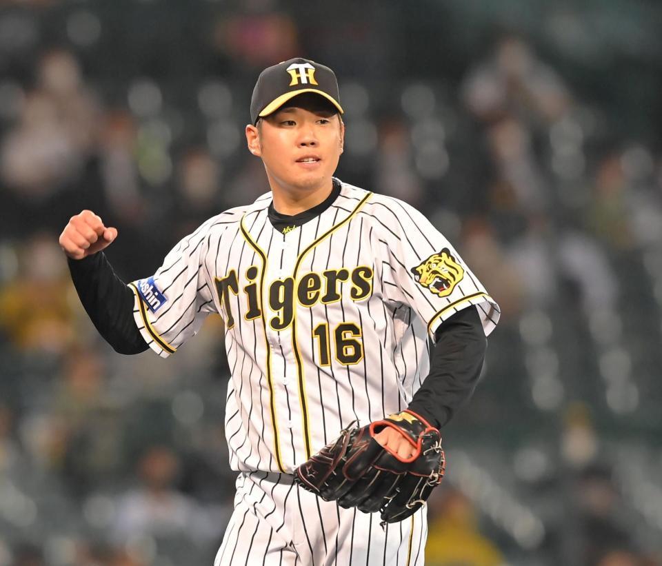 　７回、ロッテ・山口を併殺に仕留め、ガッツポーズを決める西勇（撮影・高部洋祐）