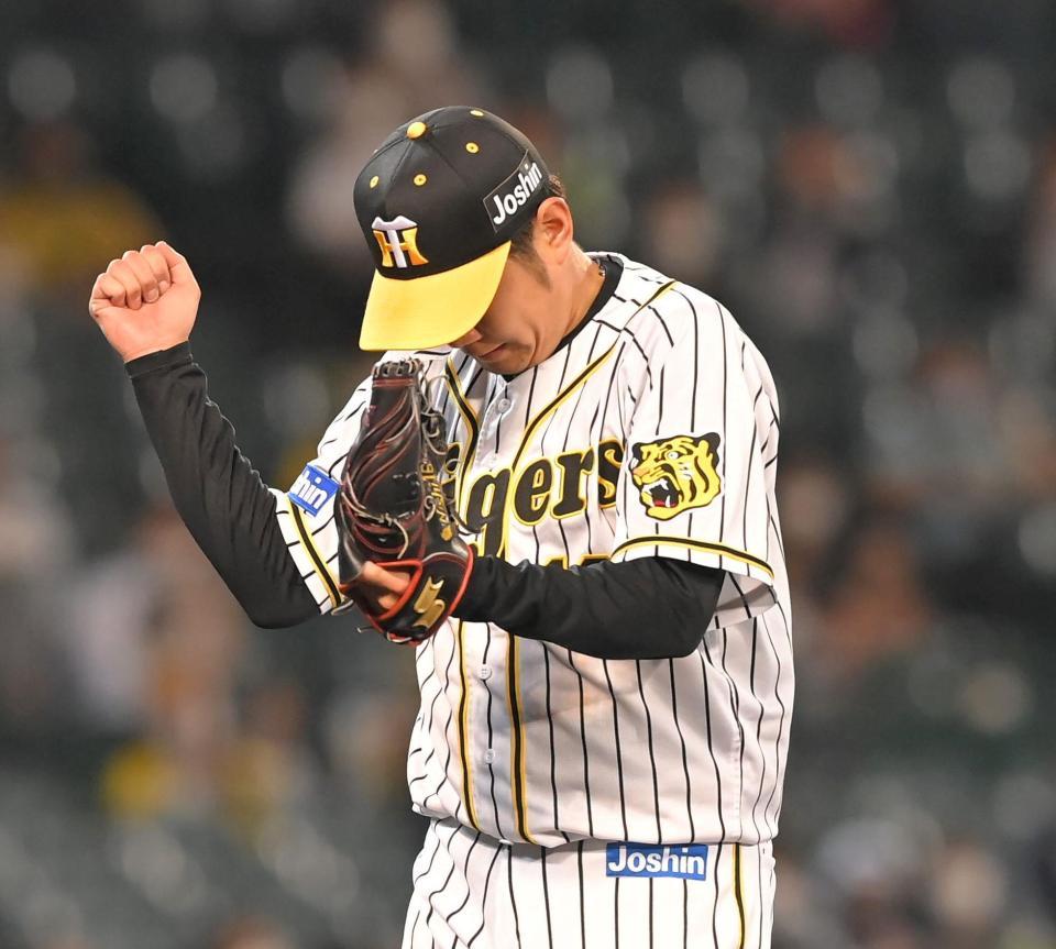 　７回、山口を併殺に仕留め、喜びを噛みしめる西勇（撮影・高部洋祐）