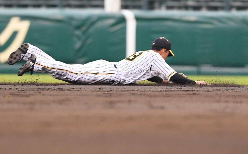 　２回、ロッテ・角中の打球に飛びついて好捕する小幡（撮影・田中太一）