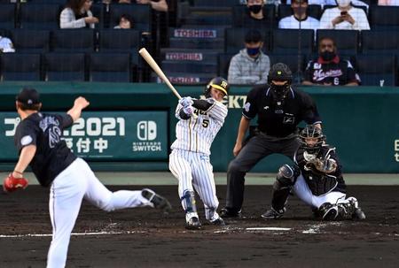 ３回、近本は左中間に先制適時二塁打を放つ（撮影・山口登）