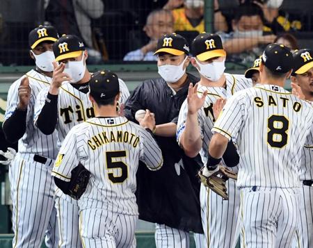 　秋山（中央）は近本からウイニングボールを受け取る（撮影・山口登）