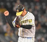 　７回、一打逆転のピンチを併殺で切り抜け、喜びをかみしめる西勇