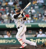 　１回、左前に復帰後初安打を放つ大山