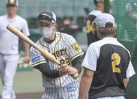 試合前、梅野（右）に打撃指導する矢野監督（撮影・高部洋祐）