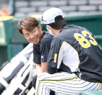 　新井コーチと話をする鳥谷（撮影・田中太一）