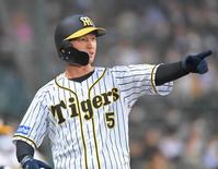 ３回、２点目のホームを踏み、ベンチ前で犠飛を放った中野を指さす近本（撮影・高部洋祐）