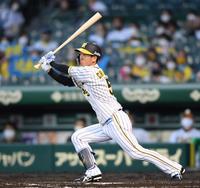 ３回、先制適時二塁打を放つ近本（撮影・田中太一）