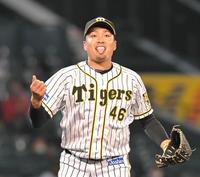 ６回、投球後に舌をペロリと出す秋山（撮影・高部洋祐）