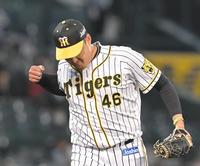 ８回、井上を併殺に仕留め、ガッツポーズを決める秋山（撮影・高部洋祐）