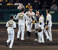 ロッテに勝利し喜ぶスアレス（中央）ら阪神ナイン（撮影・山口登）