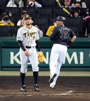 　９回、スアレスは中村奨に適時打を許しマーティンが生還する（撮影・山口登）