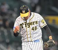 ８回、井上を併殺に仕留め、雄たけびを上げる秋山（撮影・高部洋祐）