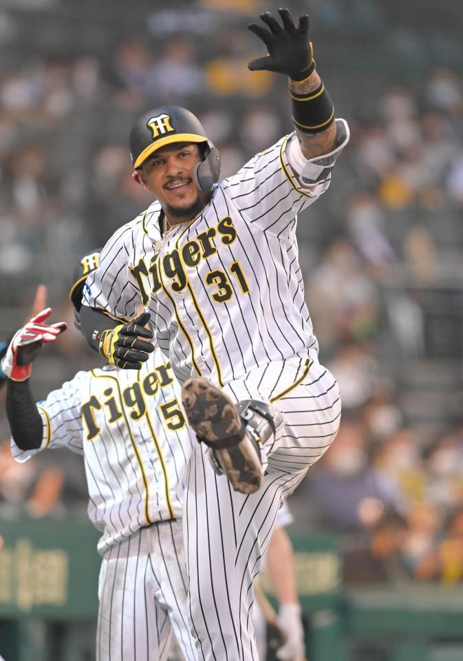 　３回、逆転２ランを放ち、ラパンパラポーズを決めるマルテ