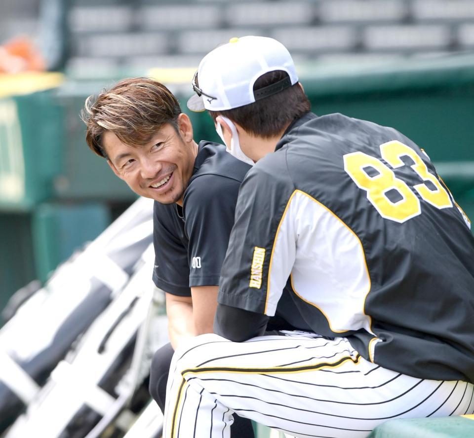 　新井コーチと話をする鳥谷（撮影・田中太一）