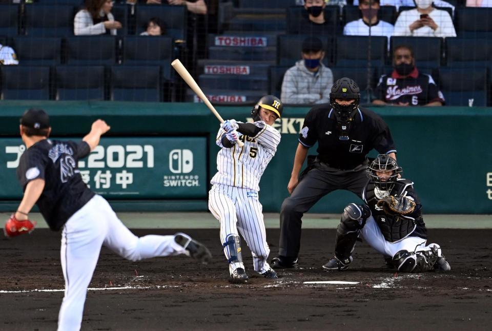 ３回、近本は左中間に先制適時二塁打を放つ（撮影・山口登）