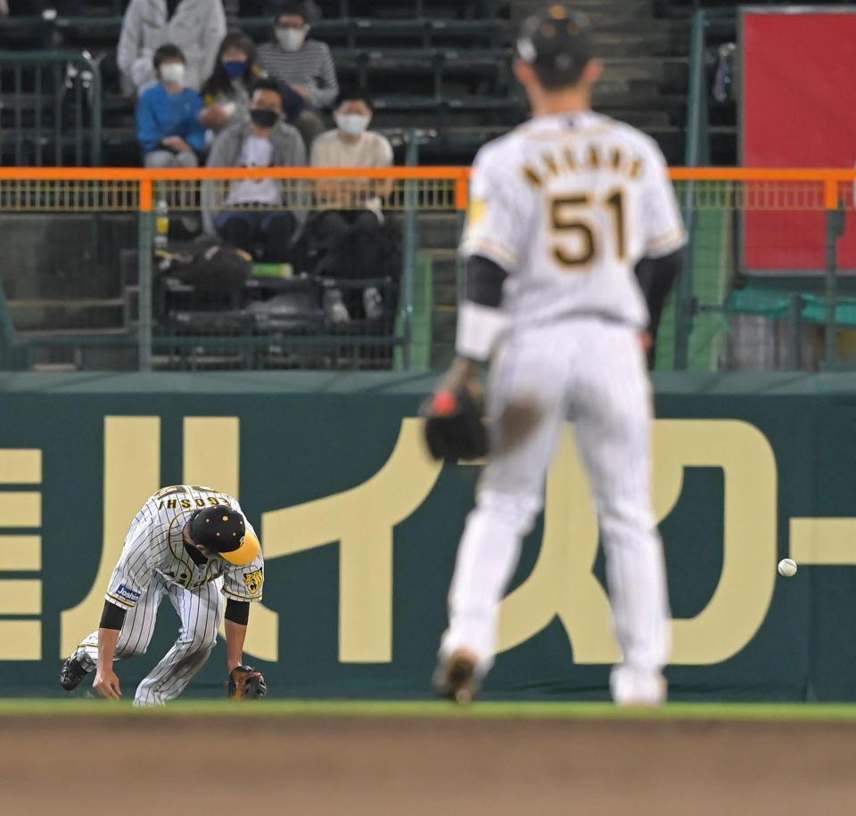 ９回、マーティンの打球を後逸する江越（左）＝撮影・高部洋祐