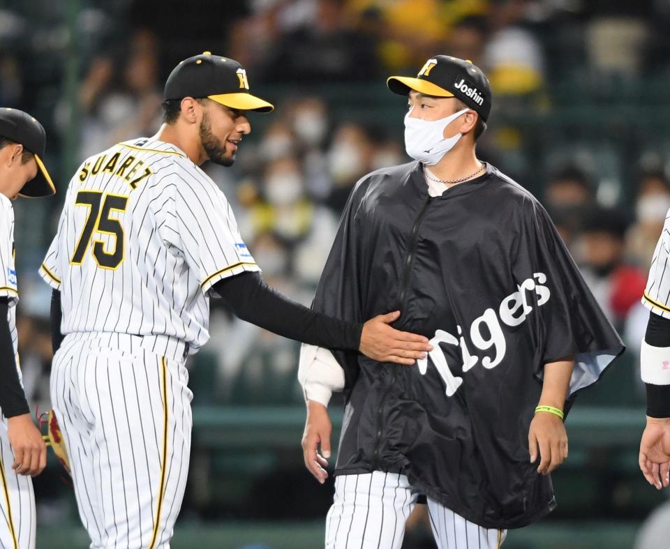 勝ち星を挙げた秋山（右）はスアレスにお腹を触られながら祝福を受ける（撮影・田中太一）