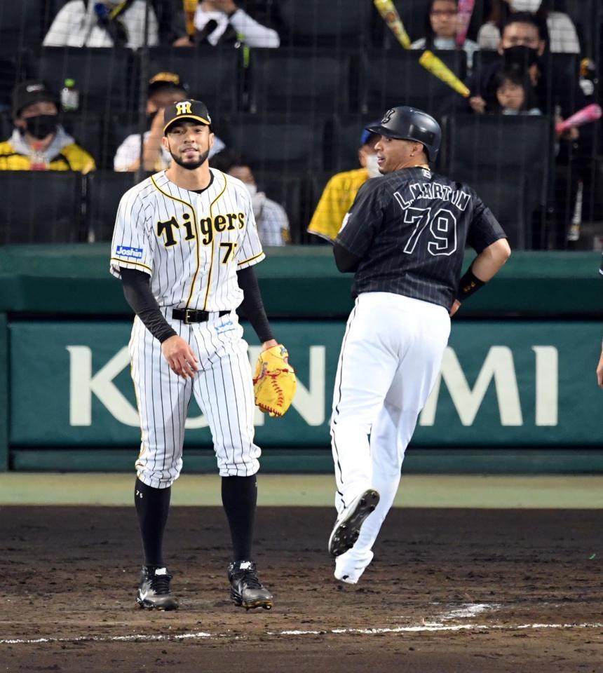 　９回、スアレスは中村奨に適時打を許しマーティンが生還する（撮影・山口登）