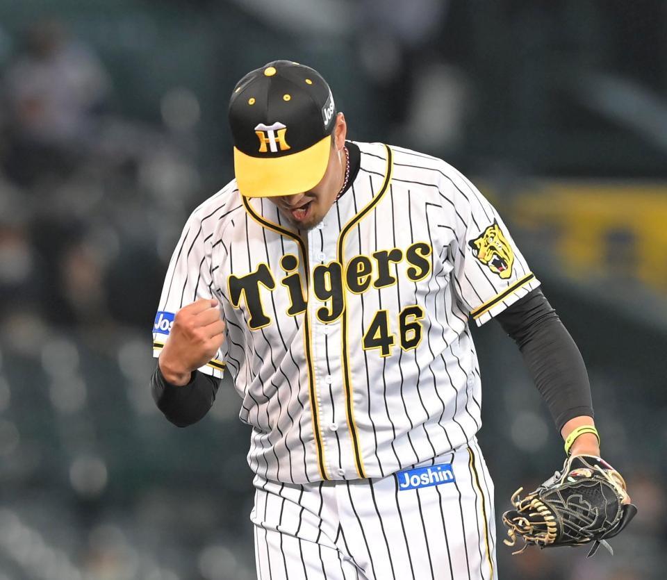 ８回、井上を併殺に仕留め、雄たけびを上げる秋山（撮影・高部洋祐）