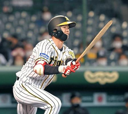 　５回、バットを折られながらも適時二塁打を放つ中野（撮影・高部洋祐）