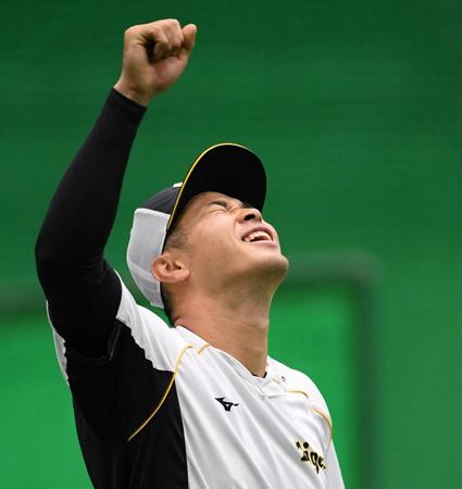 ノックで好返球しガッツポーズを決める阪神・佐藤輝＝甲子園（撮影・田中太一）