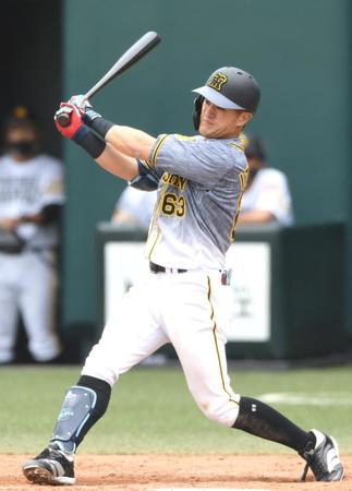 ４回、適時三塁打を放つ阪神・板山＝タマホームスタジアム筑後（撮影・北村雅宏）
