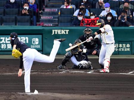 ２回、阪神・大山は右中間に二塁打を放つ（投手ロッテ・佐々木朗）＝甲子園（撮影・山口登）