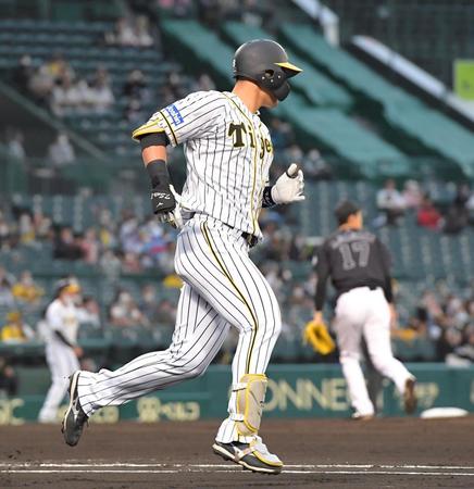 ２回、ロッテ・佐々木朗（右）から同点打を放つ阪神・佐藤輝＝甲子園（撮影・高部洋祐）