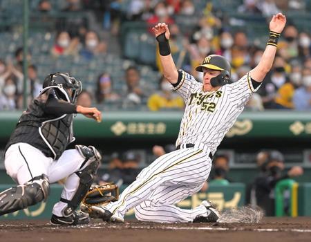 ２回、阪神・アルカンタラの勝ち越し打で生還するサンズ＝甲子園（撮影・高部洋祐）