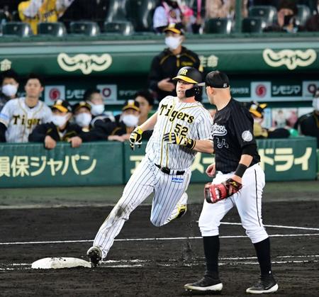 ５回、阪神・サンズは右越えに適時二塁打を放つ＝甲子園（撮影・山口登）