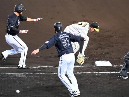 ６回、阪神・マルテの送球が逸れ、岩貞が捕れず。勝ち越しを許す＝甲子園（撮影・飯室逸平）